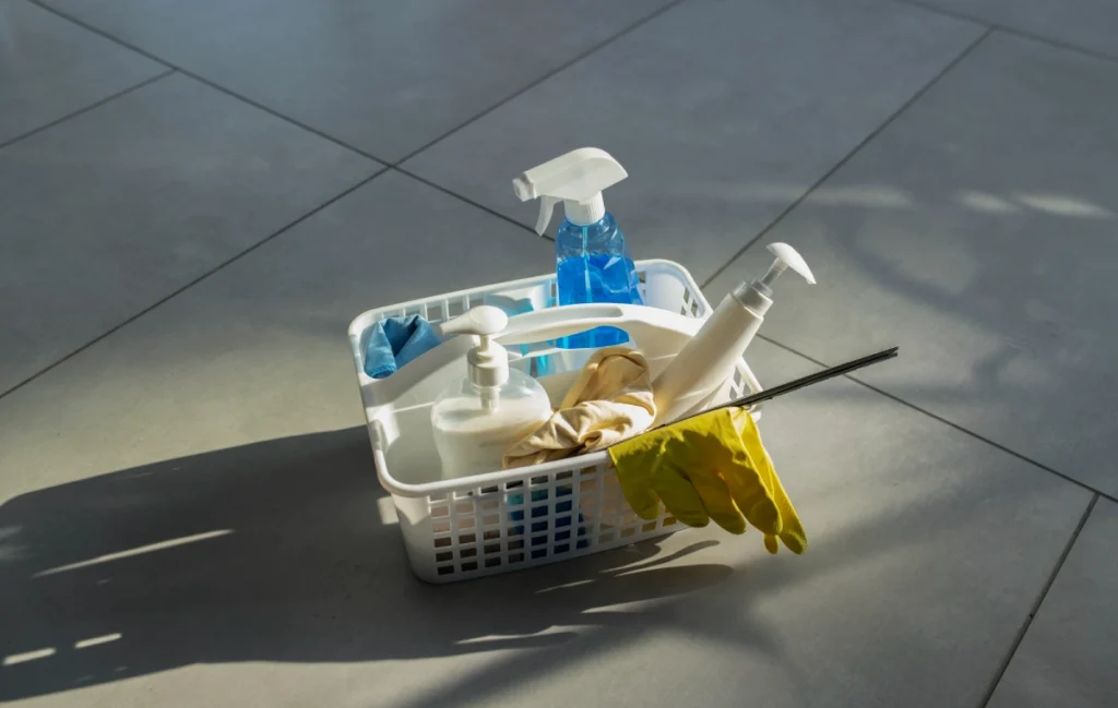 Eco-Friendly Floor Cleaners: How Lemon and Vinegar Clean Grease Naturally (No Toxic Fumes)