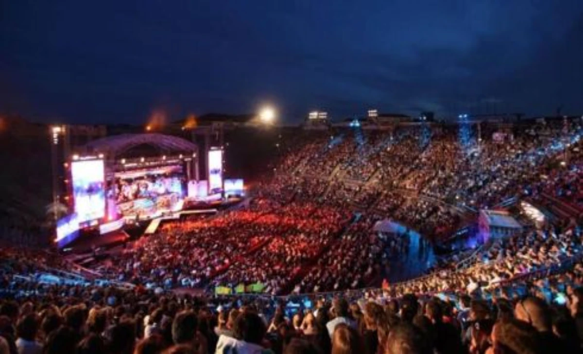 Antonello Venditti Circus Maximus Rome concert with largest concert crowds of 1.8 million 