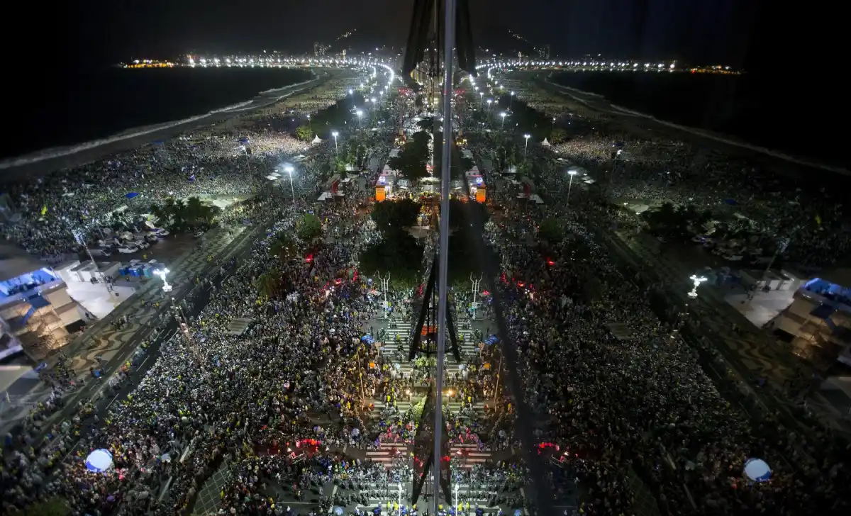 Jorge Ben Jor Copacabana Beach performance with largest concert crowds of 3 million fans 