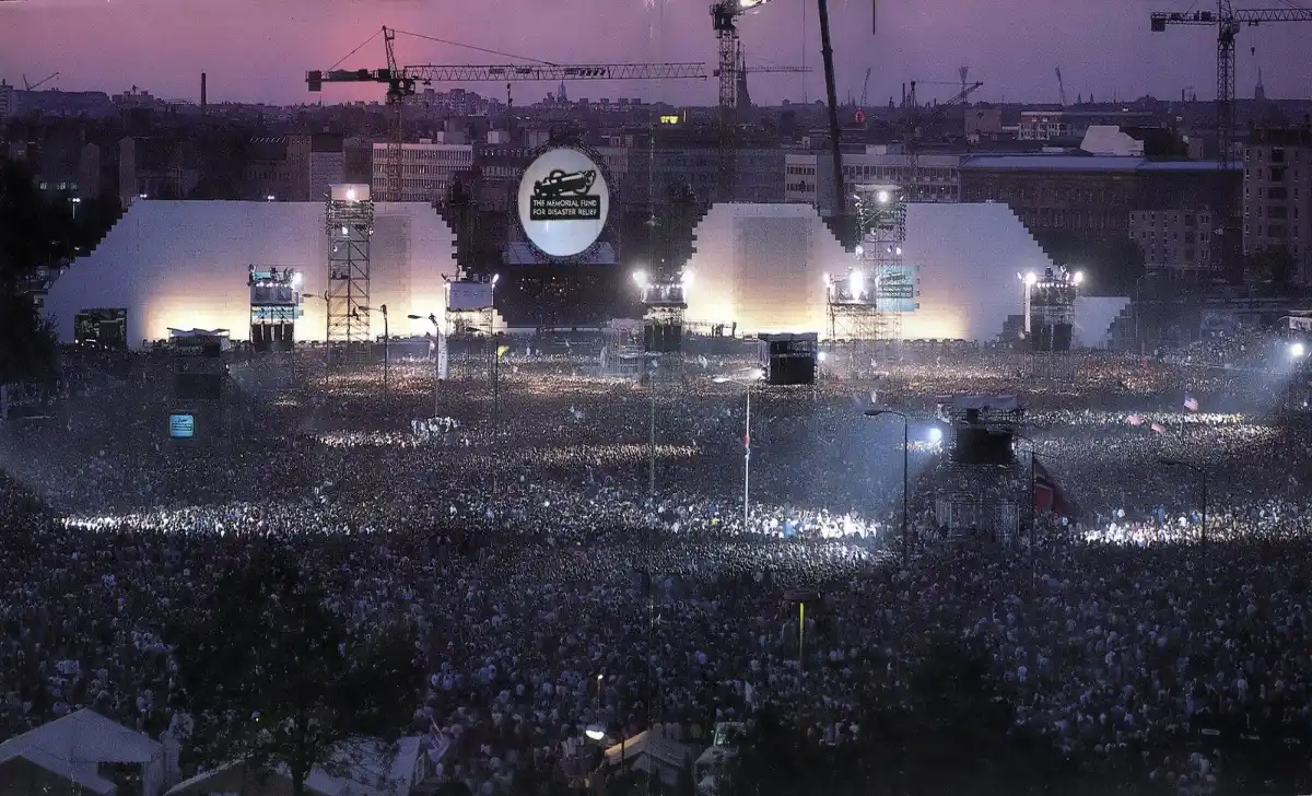 Pink Floyd Berlin Wall concert 1990 with largest concert crowds of 500,000 people