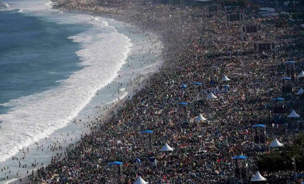 Rod Stewart performing at Copacabana Beach to largest concert crowds of 3.5 million people in 1994