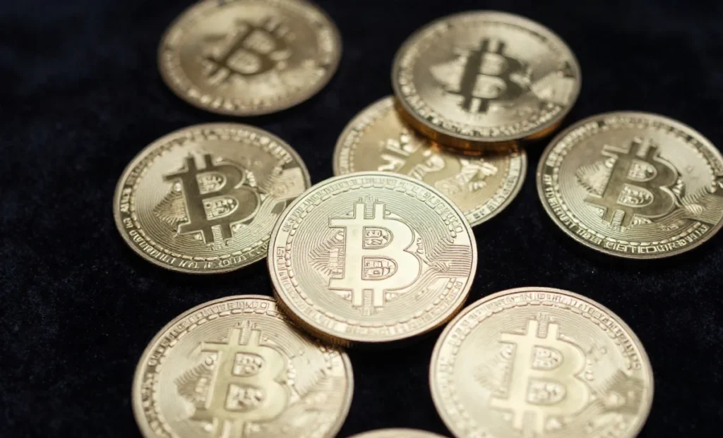 Hands-on review of the RobTheCoins crypto platform app on a smartphone for beginners, showing a clean interface next to an evaluation checklist.